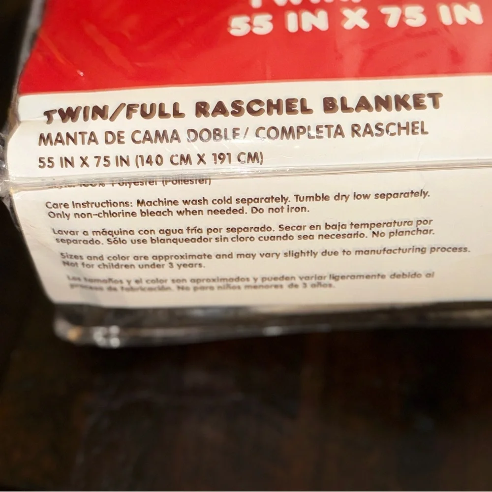 HELLO KITTY By Sanrio TWIN RASCHEL BLANKET 55 IN x 75 IN New - Picture 4 of 7